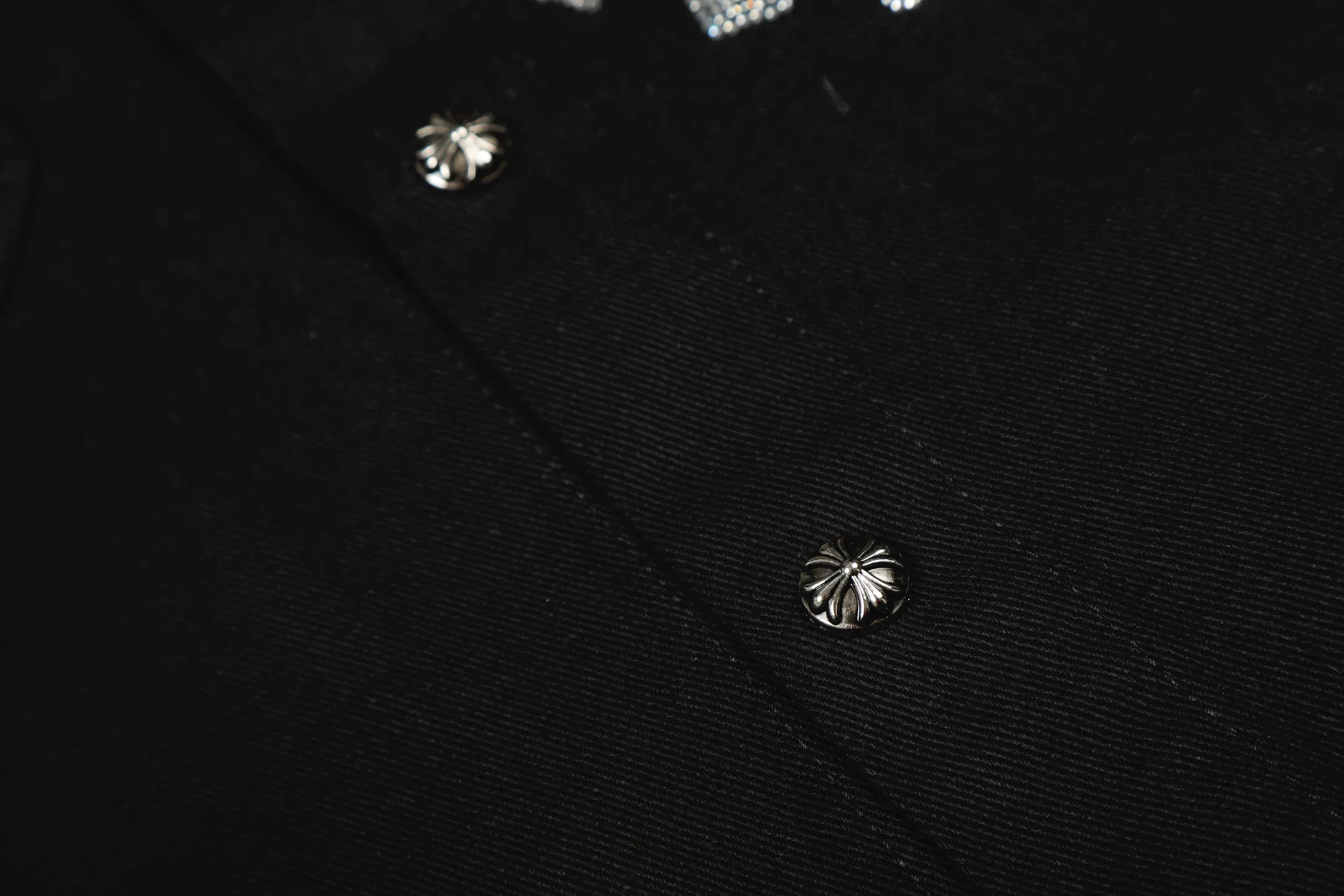 P260 💰 Chrome Hearts Chrome Hearts Cross-Patch Leather Embroidered Shirt Denim Jacket OS version can be worn by both men and women! The fabric is made of twill gauze cotton fabric! The texture is clear and smooth, not easy to wrinkle or fade! The embroidery process is complex and repetitive. There are more than 20 leather labels. It takes 6 repeated embroidery steps to complete the back body. The requirements for the embroidery machine are very strict, and the distance is 45 cm! It won’t work if the spacing is too big, and it won’t work if it’s too small! We make clothes with care, and every detail must be restored one to one! The hardware is all carved and cast, and they are all genuine from the original factory! This piece of clothing consumes a lot of material, with more than 3 meters of material used for one piece of clothing! After the garment is made, it needs to be fixed at high temperature, washed at a water temperature of more than 70 degrees, and softened by adding softener to make the upper body softer and smoother! There is a flap on the sleeve that can be stored into short sleeves! Adapt it to that understanding Color: Black Size: S-M-L-XL
